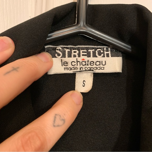 Le Chateau Black Vest with Sleeveless Design and Full-Length Zipper - Picture 3 of 4